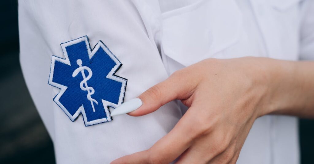 虫刺されや怪我に対応するため応急処置をしている家族