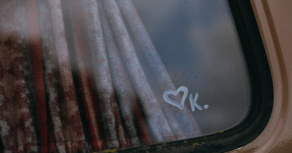 コストパフォーマンスに優れたおすすめのキャンプ用コットを比較するレビュー表。価格帯や特長付き。