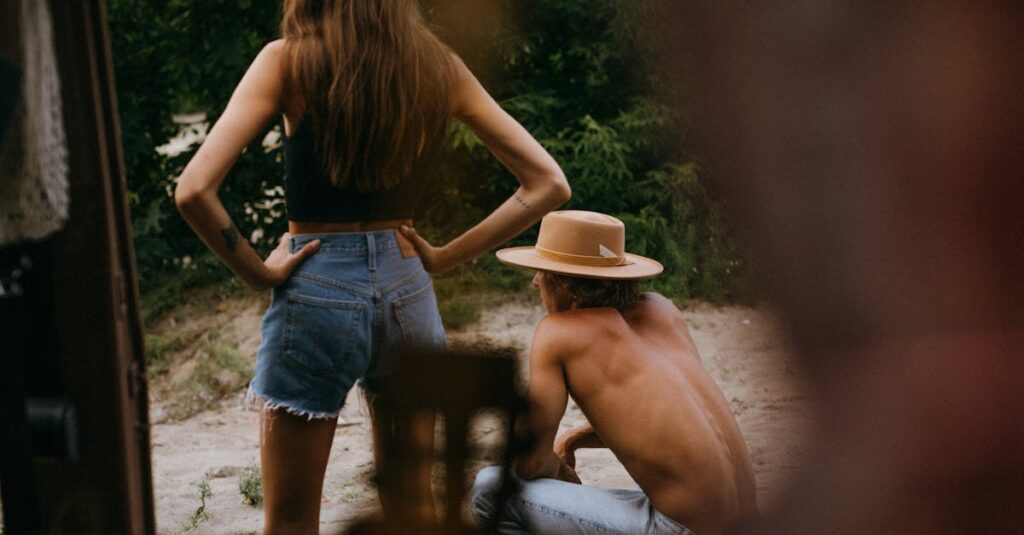 初心者がキャンプ用コットを選ぶ際のポイントや注意点をイラスト付きで説明する図。