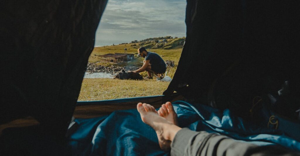 キャンプ用コットで熟睡するキャンパーの様子と、快適な寝具セットを示すイラスト。朝日とともに爽快に目覚めるシーン。