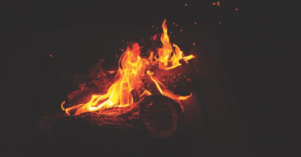 夜のキャンプで寒さと騒音に悩む初心者キャンパー