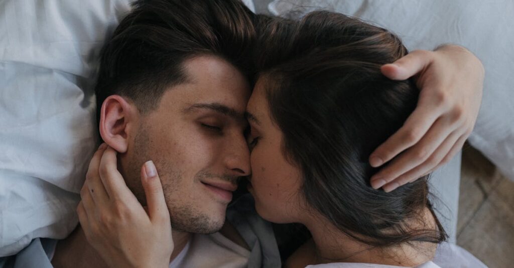 キャンプ用コットで熟睡するキャンパーの様子と、快適な寝具セットを示すイラスト。朝日とともに爽快に目覚めるシーン。