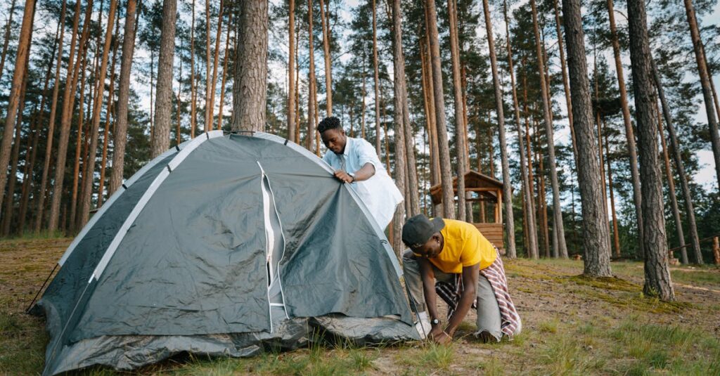 設営中にトラブルが発生し修理しているキャンパーの様子