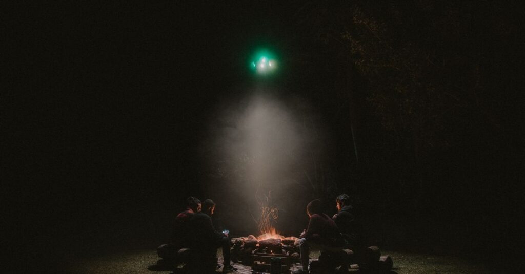 夜のキャンプで寒さと騒音に悩む初心者キャンパー